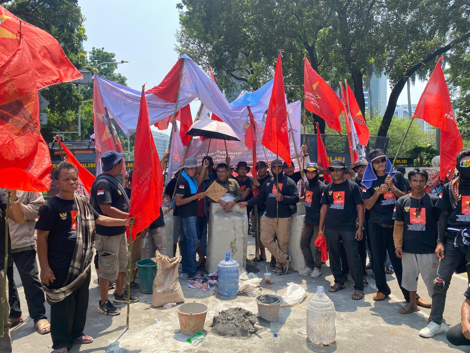 Aksi petani Riau cor badan di momen Hari Tani Nasional/Foto Fifi Abdurahman