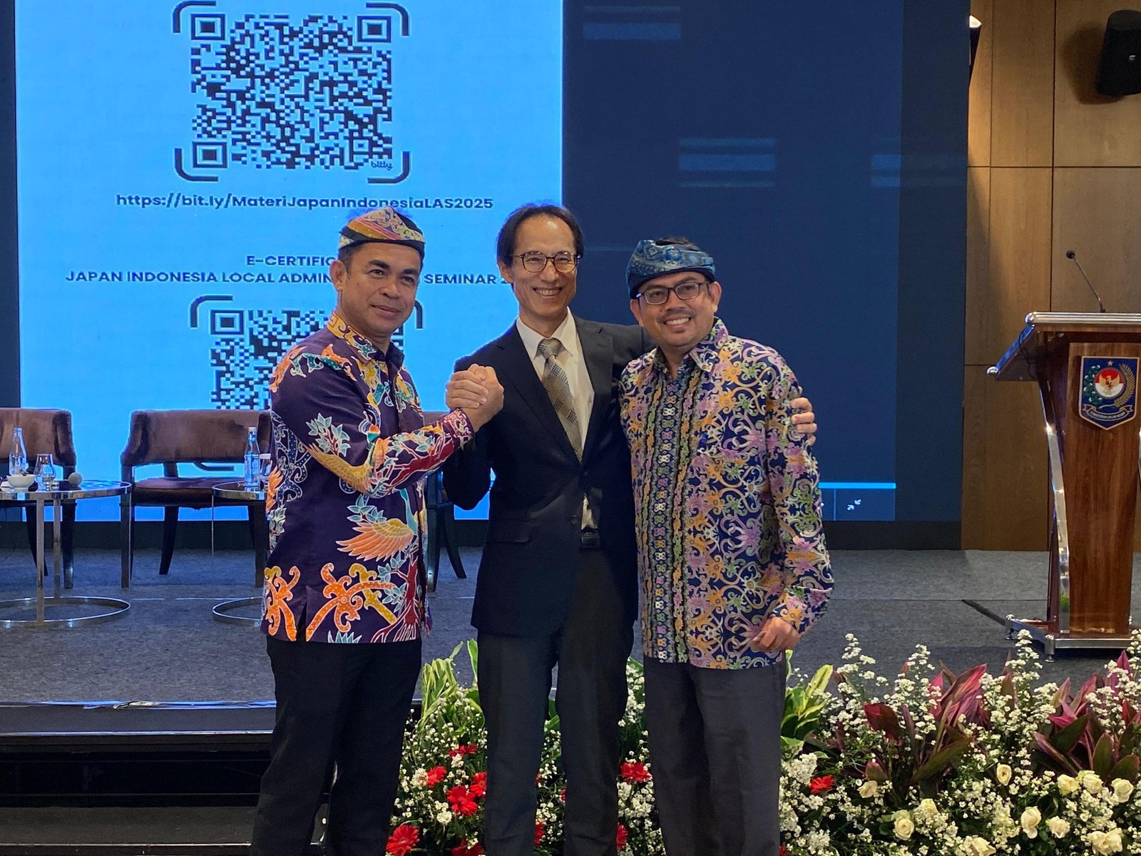 Momen akrab Pj Sekda Kaltara Bustan, Plt Sekretaris DPMPTSP Kaltara Rahman Putrayani, dan pihak Jepang di Seminar Internasional Jepang-Indonesia/Foto Fifi Abdurahman