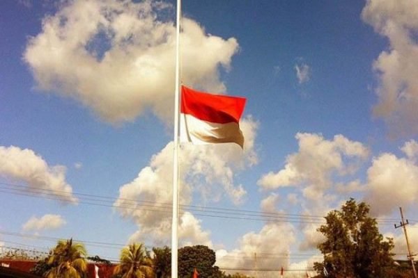 Pengibaran setengah bendera. Foto: Dok/Media Faktual Indonesia