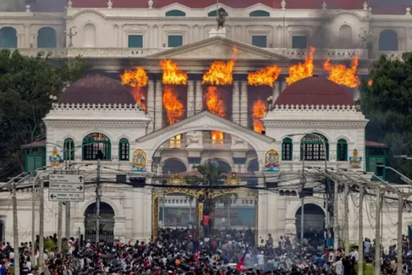 Pembakaran Gedung DPR di Nepal akibat demo besar-besaran/Foto : Dok. Shutterstock