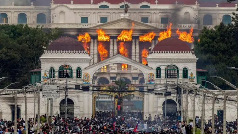 Pembakaran Gedung DPR di Nepal akibat demo besar-besaran/Foto : Dok. Shutterstock
