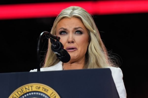 Erika Kirk, istri mendiang Charlie Kirk, menangis saat pidato penghormatan terakhir untuk suaminya, Minggu (21/9) lalu/Foto : Dok. NY Post