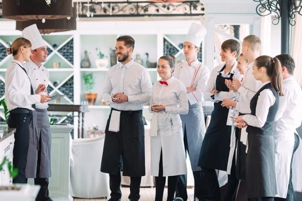 Ilustrasi karyawan di restoran/Foto : Dok. iStock