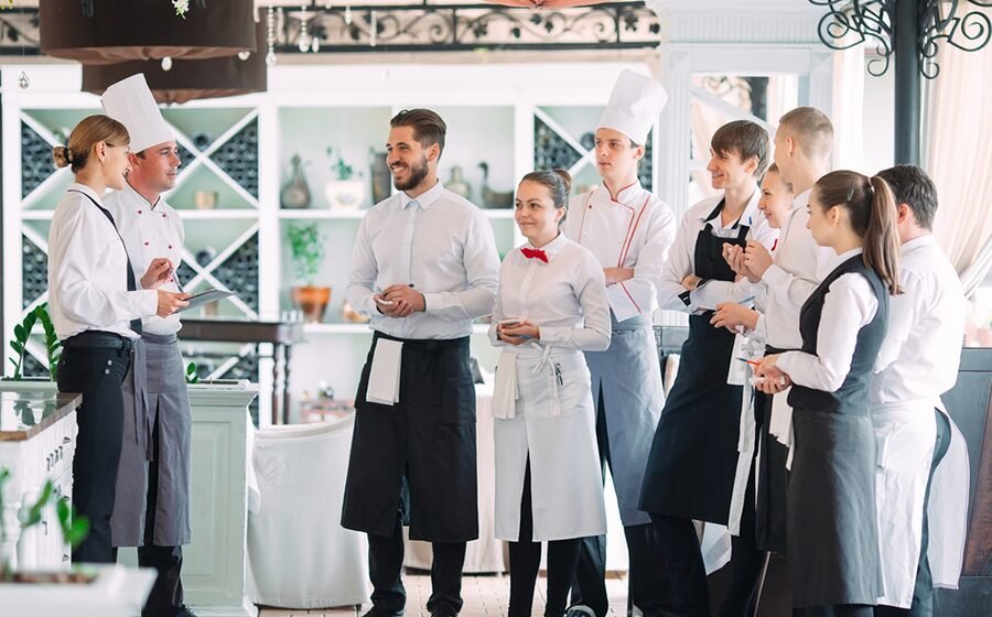 Ilustrasi karyawan di restoran/Foto : Dok. iStock