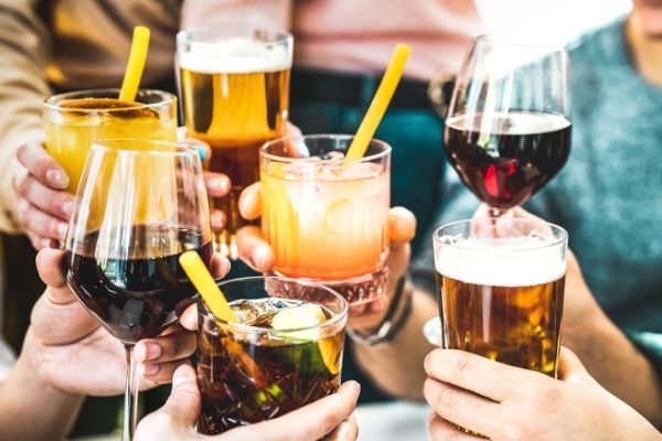 Ilustrasi minum soda dan alkohol/Foto : Dok. iStock