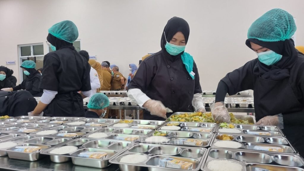 Kepala Satuan Pelayanan Pemenuhan Gizi (SPPG) atau kepala dapur MBG kini diwajibkan berada di lokasi sejak dini hari untuk memastikan seluruh proses persiapan makanan berjalan sesuai standar/Foto : Dok BGN