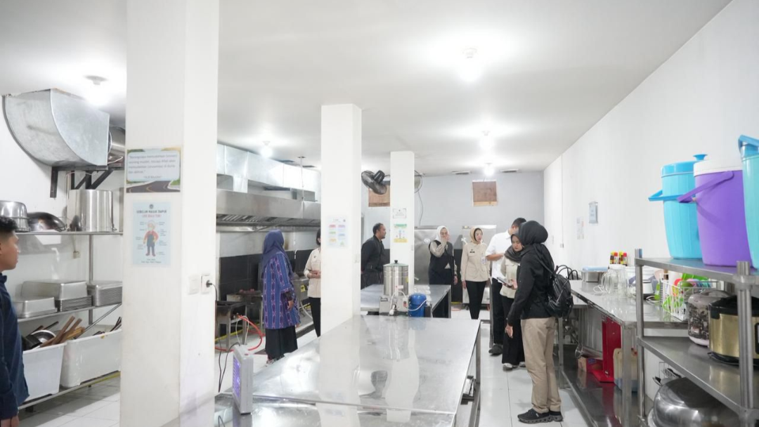 BGN menghentikan operasi dua Satuan Pelayanan Pemenuhan Gizi (SPPG) di Cisarua, Bandung Barat/Foto : Biro Hukum dan Humas BGN