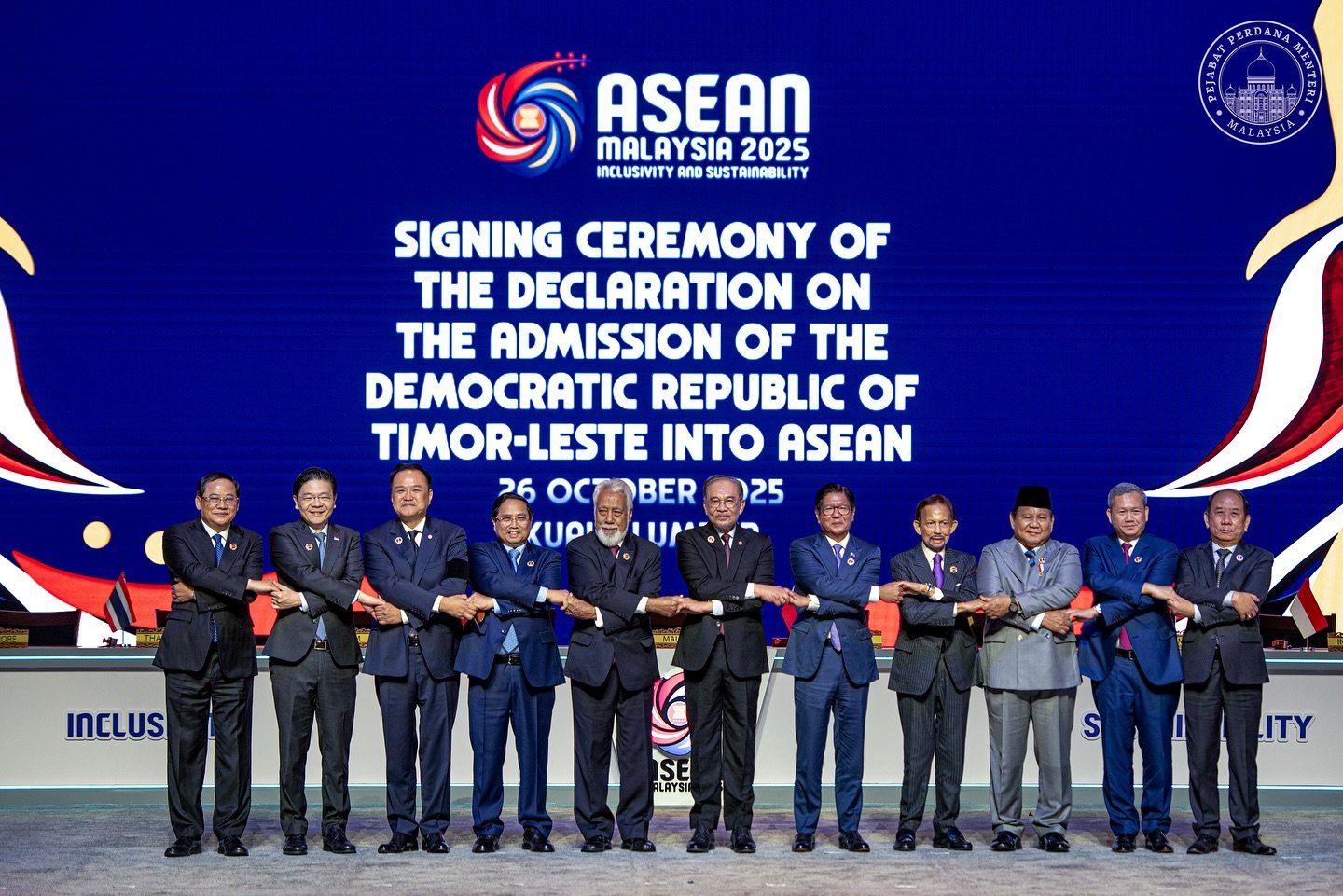 Momen para pemimpin negara anggota Association of Southeast Asian Nations (ASEAN) berfoto bersama usai pengukuhan Timor Leste sebagai anggota baru ASEAN/Foto Instagram @anwaribrahim)