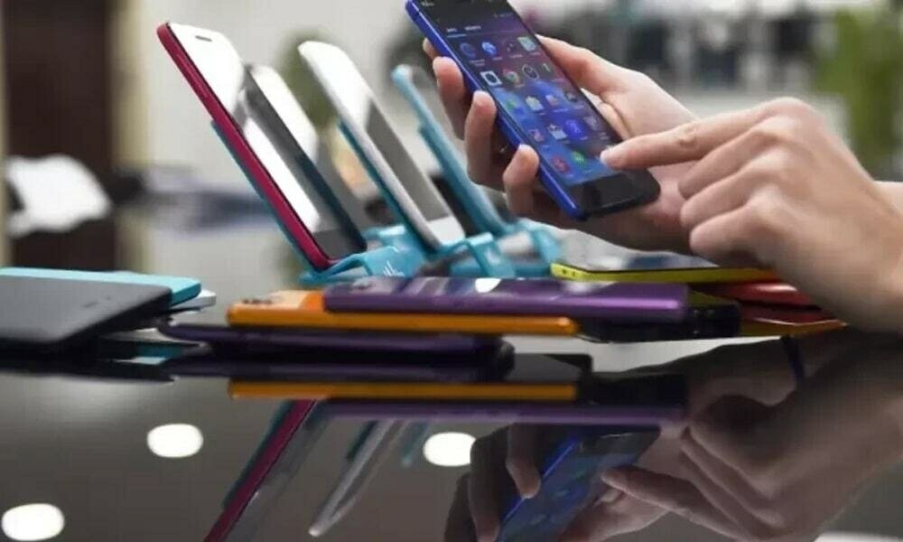 Ilustrasi jual beli hp bekas/Foto : Dok. The Economic Times