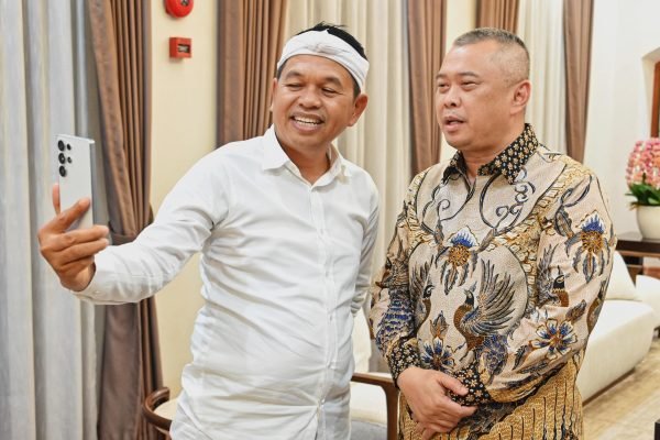 Menhub Dudy Purwagandhi bertemu dengan Gubernur Jawa Barat Dedi Mulyadi/Foto Edi Ismail - BKIP Kemenhub