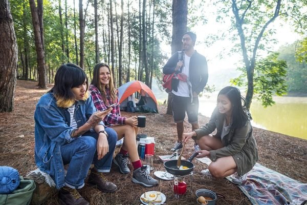 berkemah di hutan memiliki istilah lain seperti forest bathing atau shinrin-yoku yang bisa meningkatkan imun untuk memerangi sel kanker/Foto : Ilustrasi Dok. Freepik