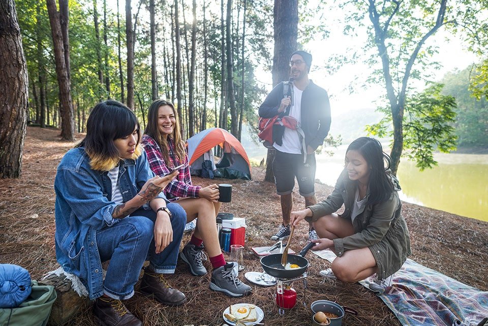 berkemah di hutan memiliki istilah lain seperti forest bathing atau shinrin-yoku yang bisa meningkatkan imun untuk memerangi sel kanker/Foto : Ilustrasi Dok. Freepik