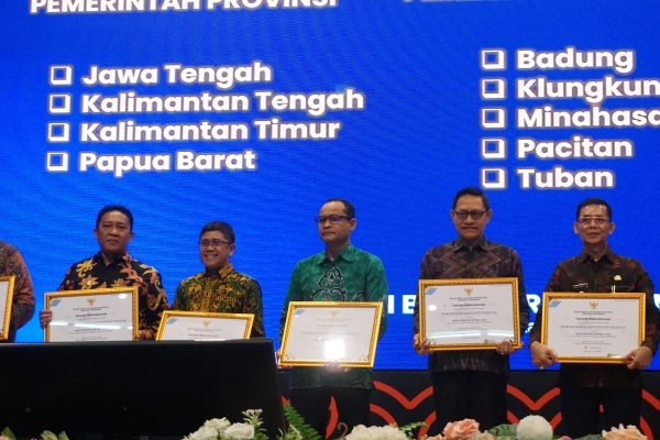 Kepala BRIDA Papua Barat, Prof. Dr. Charlie D. Heatubun, S.Hut, M.Si (tengah) menerima Apresiasi BRIDA/BAPPERIDA Optimal 2025 dari BRIN pada Senin (27/10)/Foto : GPriority (Rizky Dimuharram)