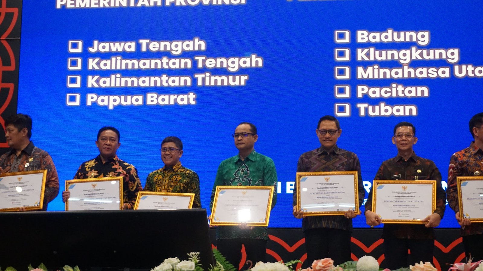 Kepala BRIDA Papua Barat, Prof. Dr. Charlie D. Heatubun, S.Hut, M.Si (tengah) menerima Apresiasi BRIDA/BAPPERIDA Optimal 2025 dari BRIN pada Senin (27/10)/Foto : GPriority (Rizky Dimuharram)