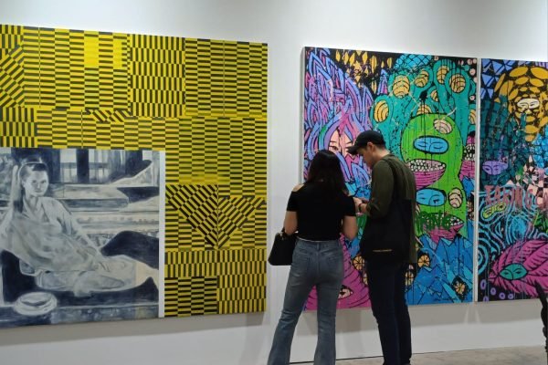 Sejumlah pengunjung tengah melihat karya di Pameran Art Jakarta 2025. Foto: GPriority/Dimas A Putra