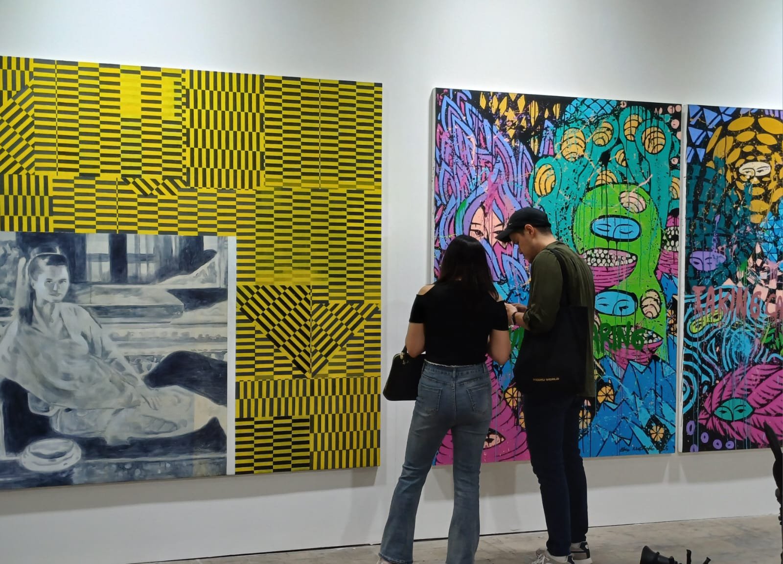 Sejumlah pengunjung tengah melihat karya di Pameran Art Jakarta 2025. Foto: GPriority/Dimas A Putra