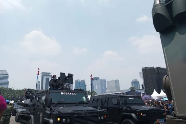 Parade alutsista pada perayaan HUT ke-80 TNI di Monas, Jakarta, Minggu (5/10). Foto: GPriority/Dimas A Putra