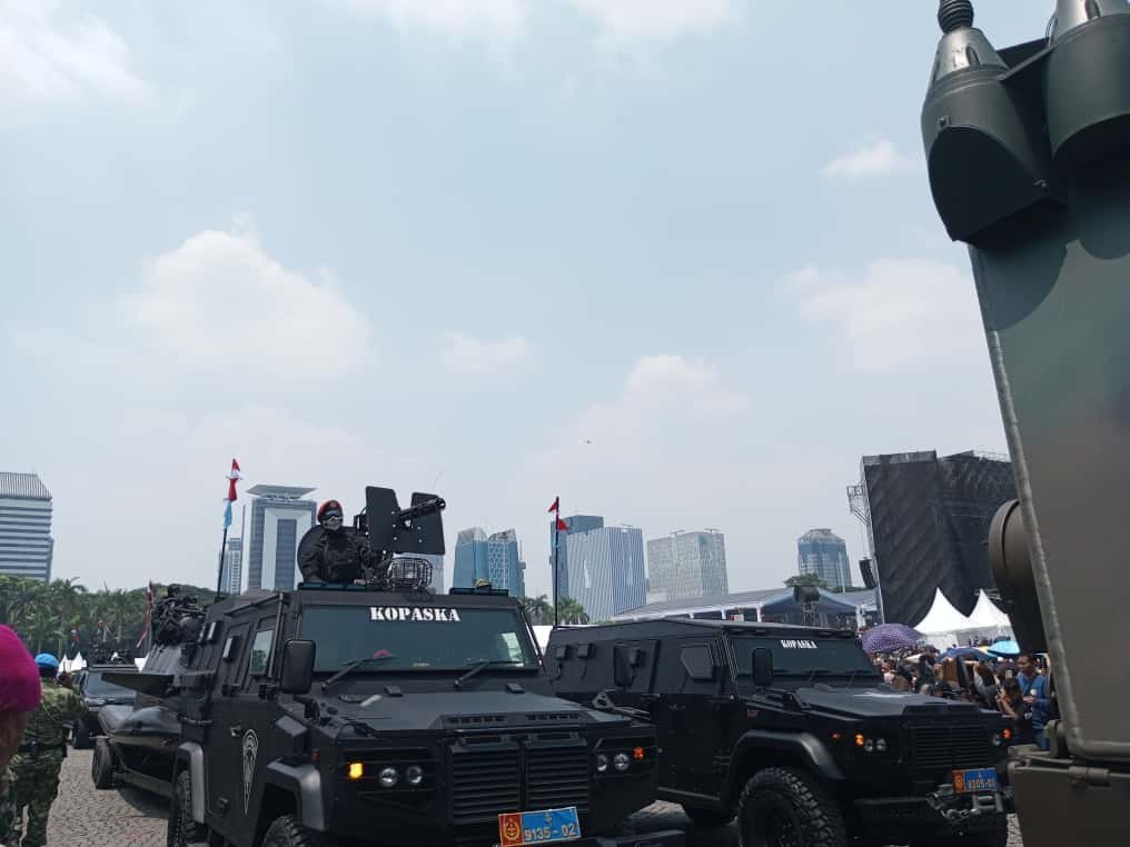 Parade alutsista pada perayaan HUT ke-80 TNI di Monas, Jakarta, Minggu (5/10). Foto: GPriority/Dimas A Putra