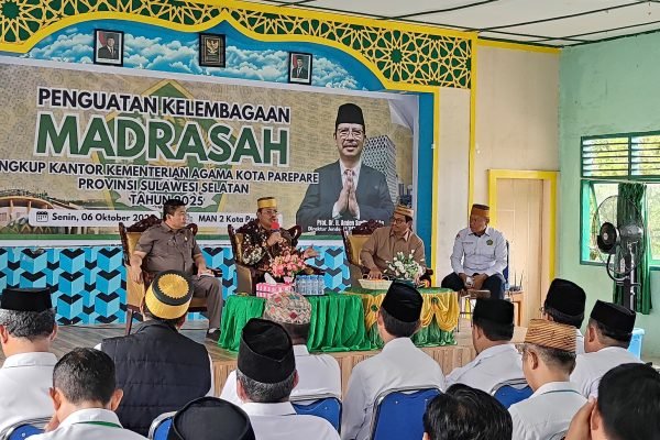 Direktur Jenderal Pendidikan Islam Kementerian Agama Republik Indonesia (Dirjen Pendis Kemenag RI), Prof. Dr. H. Amien Suyitno, M.Ag., melakukan kunjungan kerja ke Kota Parepare, Sulawesi Selatan, pada Senin (6/10). Foto: dok.pribadi