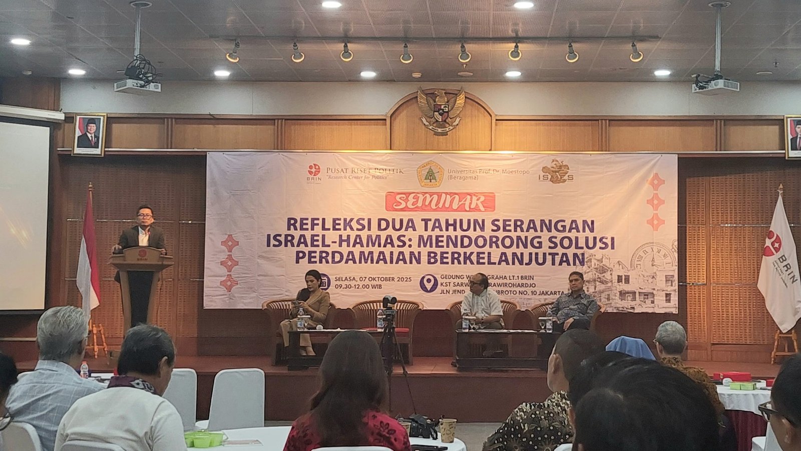 Nostalgiawan Wahyudi, M.A selaku Peneliti Pusat Riset Politik BRIN (Badan Riset dan Inovasi Nasional) saat menjadi narasumber dalam agenda diskusi publik di Kampus BRIN, Jakarta, Selasa (7/10)/Foto : GPriority (Nindya Farhah Azzahrah)