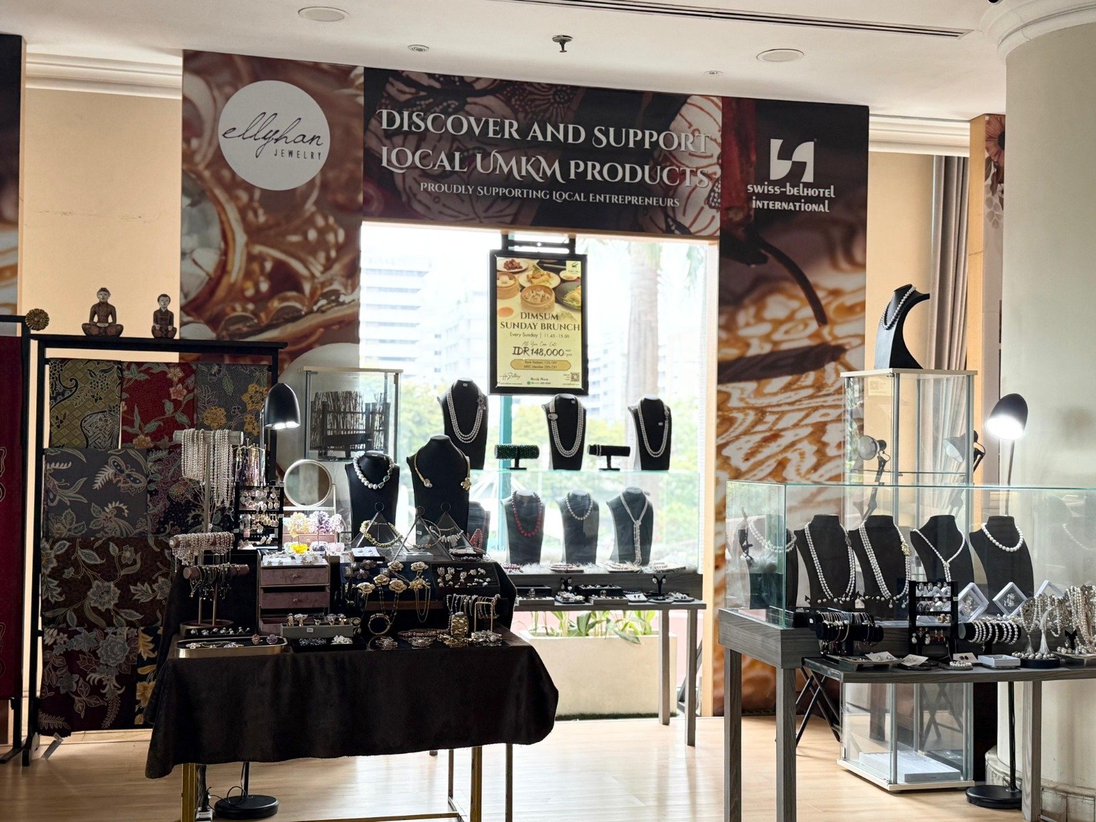 Hotel Ciputra Jakarta menjalin kolaborasi bersama Tjempaka Gading Batik dan Ellyhan Jewelry. Foto: istimewa