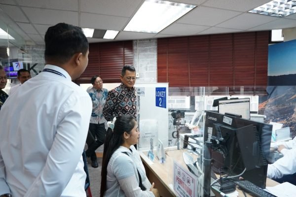 Deputi Bidang Pelayanan Publik Kementerian PANRB Otok Kuswandaru saat meninjau pelayanan diaspora di KJRI Hong Kong. Foto: Dok.Kementerian PANRB