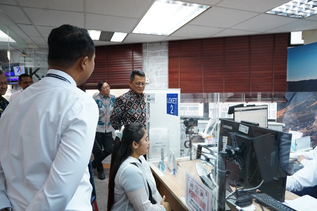 Deputi Bidang Pelayanan Publik Kementerian PANRB Otok Kuswandaru saat meninjau pelayanan diaspora di KJRI Hong Kong. Foto: Dok.Kementerian PANRB