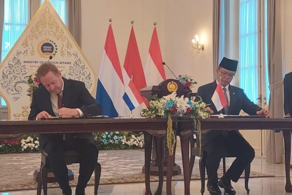 Menlu Belanda, David van Well (kiri) dan Menlu RI Sugiono (kanan), saat menandatangani MoU NISCOPS/Foto : Dok. GPriority (Nindya Farhah Azzahrah)