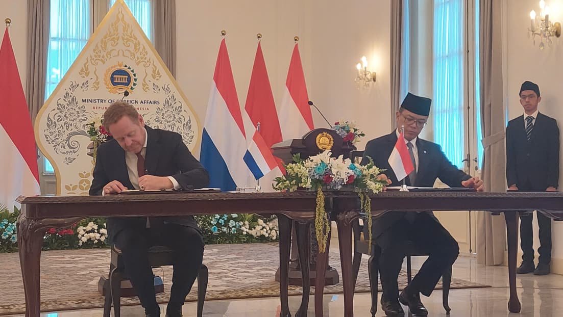 Menlu Belanda, David van Well (kiri) dan Menlu RI Sugiono (kanan), saat menandatangani MoU NISCOPS/Foto : Dok. GPriority (Nindya Farhah Azzahrah)