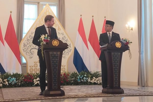Menlu Belanda, David van Well (kiri) bersama Menlu RI, Sugiono (kanan), dalam pertemuan bilateral, Kamis (9/10) di Gedung Pancasila, Kemlu RI/Foto : GPriority (Nindya Farhah Azzahrah)