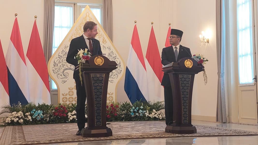 Menlu Belanda, David van Well (kiri) bersama Menlu RI, Sugiono (kanan), dalam pertemuan bilateral, Kamis (9/10) di Gedung Pancasila, Kemlu RI/Foto : GPriority (Nindya Farhah Azzahrah)