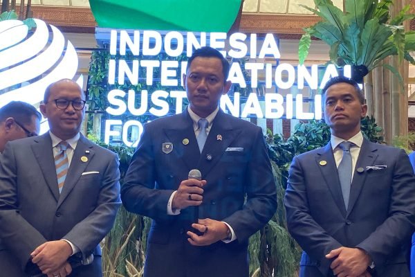 Menteri Investasi dan Hilirisasi/BKPM Rosan Roeslani, Menko Agus Harimurti Yudhoyono dan Ketum Kadin Indonesia Anindya Novyan Bakrie di acara Indonesia International Sustainability Forum (ISF) 2025/Foto Fifi Abdurahman