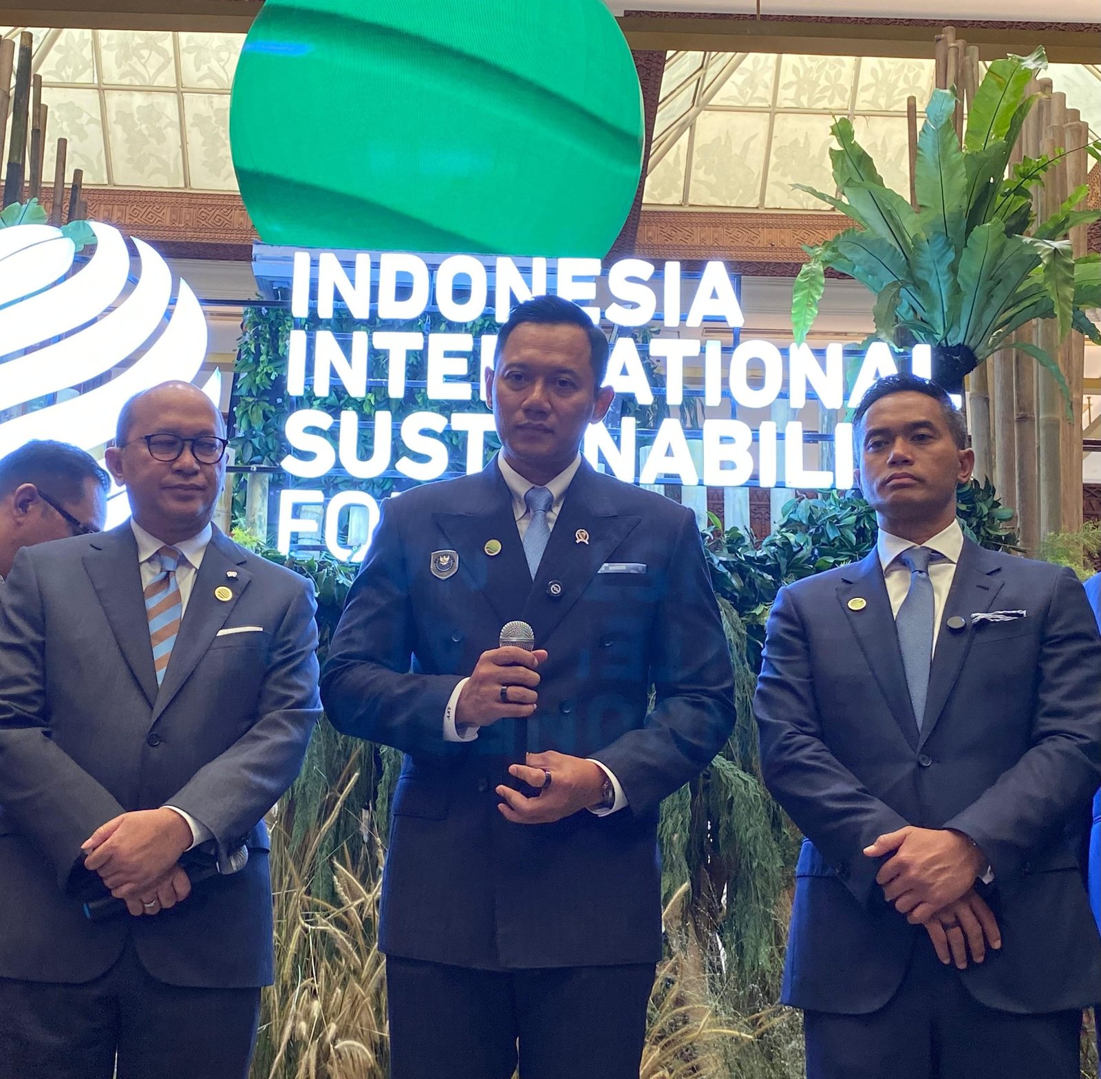 Menteri Investasi dan Hilirisasi/BKPM Rosan Roeslani, Menko Agus Harimurti Yudhoyono dan Ketum Kadin Indonesia Anindya Novyan Bakrie di acara Indonesia International Sustainability Forum (ISF) 2025/Foto Fifi Abdurahman