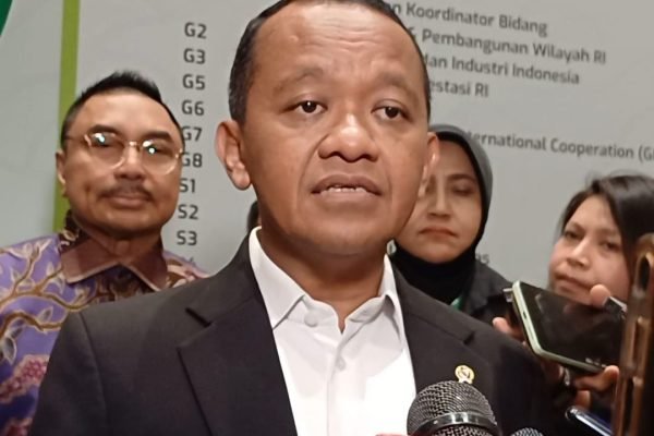 Menteri Energi dan Sumber Daya Mineral (ESDM) Bahlil Lahadalia saat memberikan keterangan pers di ajang Indonesia International Sustainability Forum (IISF) 2025 di Jakarta Convention Center (JICC), Senayan, Jakarta, Jumat (10/10). Foto: GPriority/Dimas A Putra