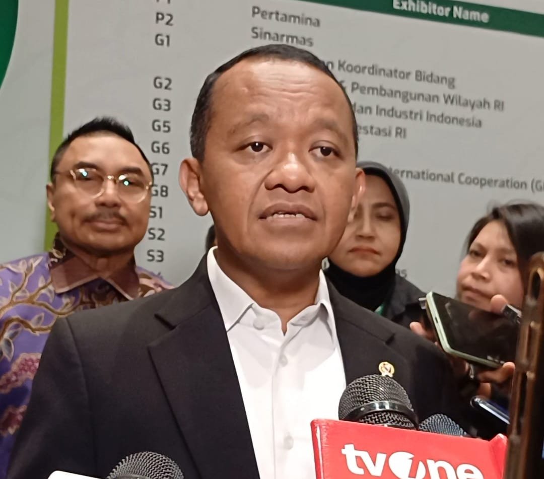 Menteri Energi dan Sumber Daya Mineral (ESDM) Bahlil Lahadalia saat memberikan keterangan pers di ajang Indonesia International Sustainability Forum (IISF) 2025 di Jakarta Convention Center (JICC), Senayan, Jakarta, Jumat (10/10). Foto: GPriority/Dimas A Putra