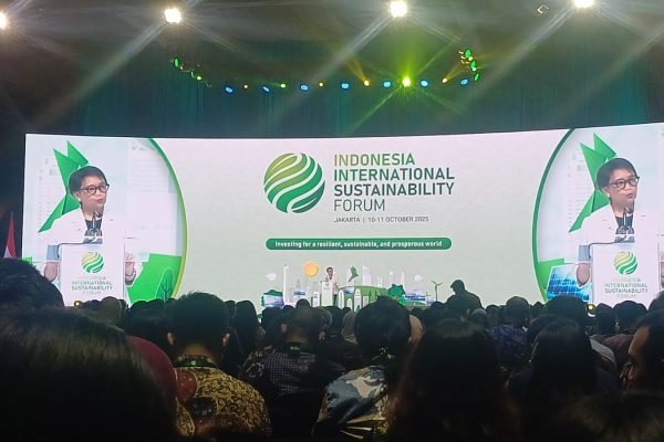 Utusan Khusus Sekretaris Jenderal Perserikatan Bangsa-Bangsa (PBB) untuk Urusan Air, Retno Marsudi dalam pidato kunci pada pembukaan Indonesia International Sustainability Forum (IISF) yang berlangsung di Jakarta, Jumat (10/10). Foto: GPriority/Dimas A Putra