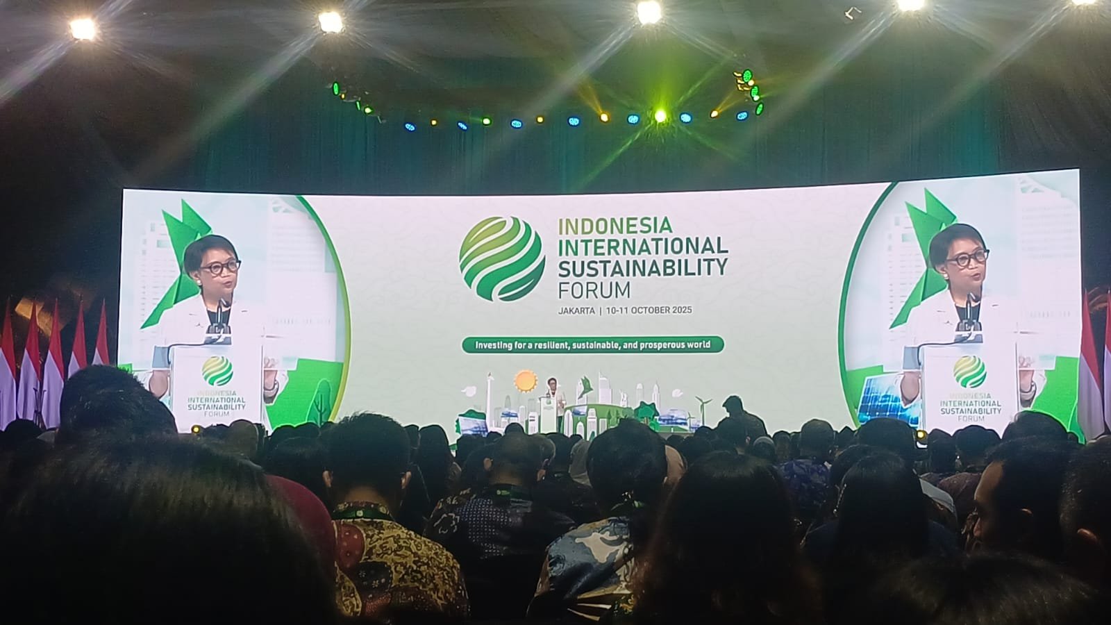 Utusan Khusus Sekretaris Jenderal Perserikatan Bangsa-Bangsa (PBB) untuk Urusan Air, Retno Marsudi dalam pidato kunci pada pembukaan Indonesia International Sustainability Forum (IISF) yang berlangsung di Jakarta, Jumat (10/10). Foto: GPriority/Dimas A Putra