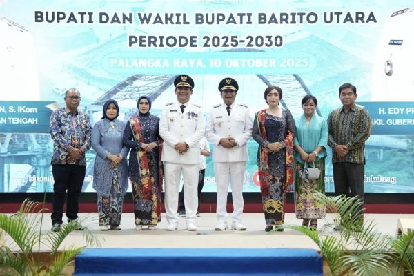 Shalahuddin dan Felix Sonadi Y. Tingan resmi dilantik dan menduduki kursi jabatan Bupati-Wabup (Wakil Bupati) Barito Utara periode 2025-2030/Foto : Dok. Kominfo Barito Utara