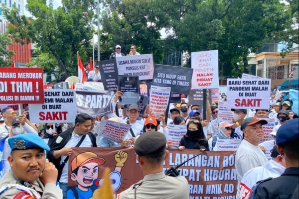 Ratusan pekerja tempat hiburan malam yang tergabung dalam ASPHIJA dan Gerakan Karyawan Hiburan Jakarta Bersatumenggelar aksi demonstrasi di DPRD DKI/Foto Fifi Abdurahman