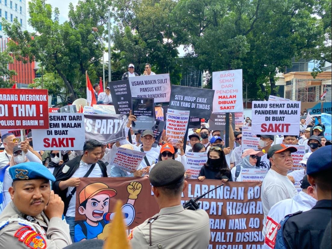 Ratusan pekerja tempat hiburan malam yang tergabung dalam ASPHIJA dan Gerakan Karyawan Hiburan Jakarta Bersatumenggelar aksi demonstrasi di DPRD DKI/Foto Fifi Abdurahman
