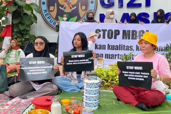 Sejumlah ibu-ibu dan perempuan dari wilayah Jabodetabek gelar aksi dan piknik di halaman Kantor BGN/Foto Fifi Abdurahman