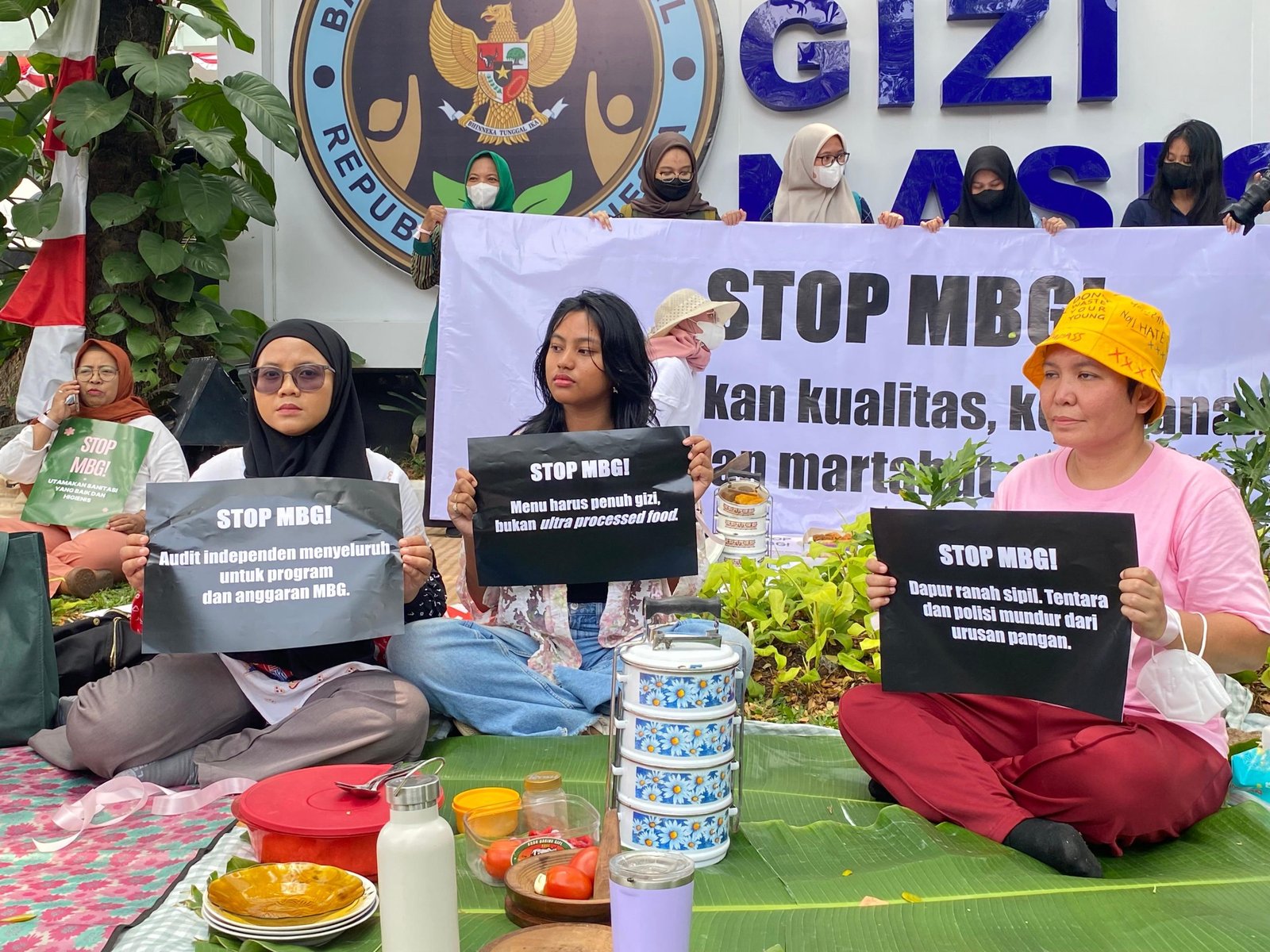 Sejumlah ibu-ibu dan perempuan dari wilayah Jabodetabek gelar aksi dan piknik di halaman Kantor BGN/Foto Fifi Abdurahman
