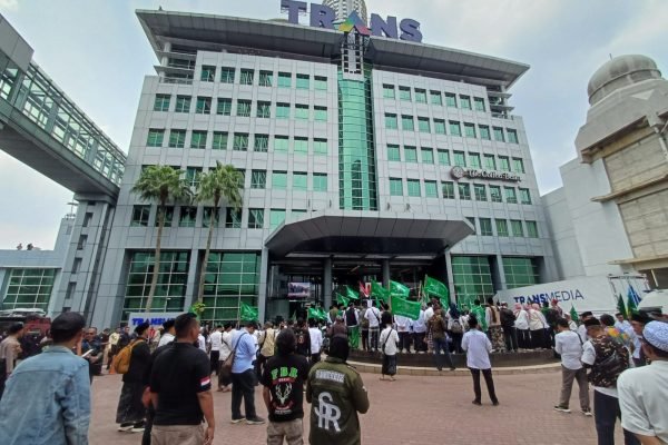 Aksi demonstrasi PW NU DKI Jakarta di Kantor Trans7, Jakarta Selatan, Rabu (15/10). Foto: GPriority/Dimas A Putra
