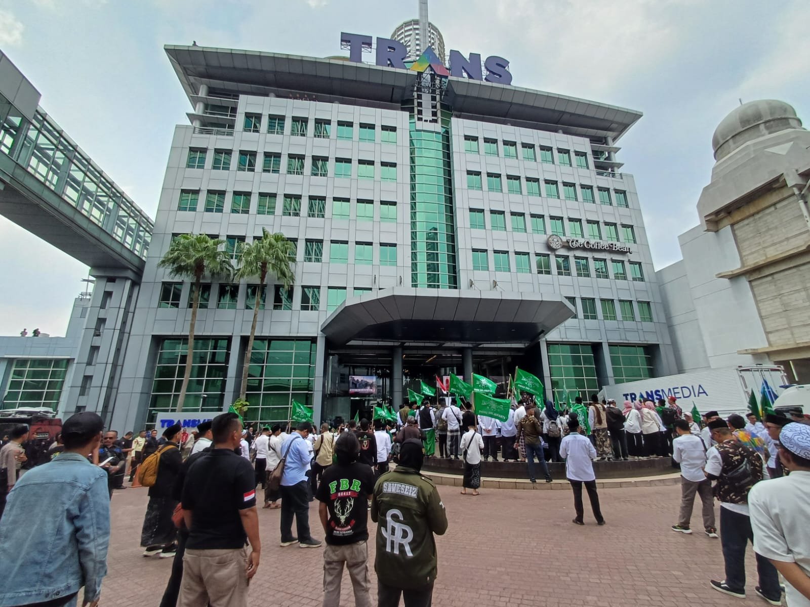 Aksi demonstrasi PW NU DKI Jakarta di Kantor Trans7, Jakarta Selatan, Rabu (15/10). Foto: GPriority/Dimas A Putra