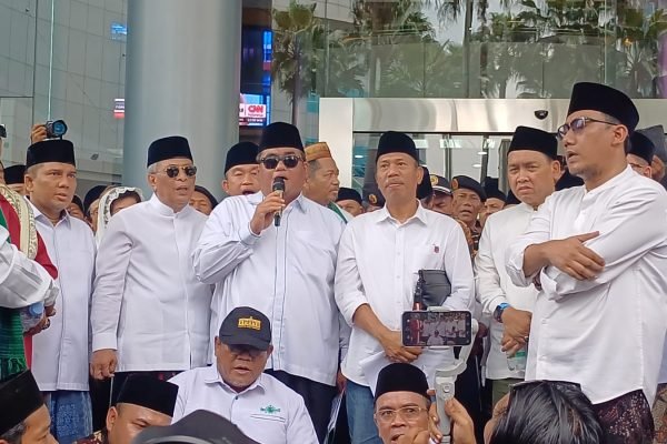 Ketua PWNU DKI Jakarta, Samsul Ma’arif saat penyampaian tuntutan dalam aksi unjuk rasa yang digelar di depan kantor Trans7, Jalan Kapten Tendean, Jakarta Selatan, Rabu (15/10). Foto: GPriority/Dimas A Putra