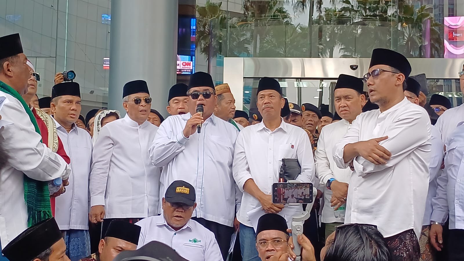 Ketua PWNU DKI Jakarta, Samsul Ma’arif saat penyampaian tuntutan dalam aksi unjuk rasa yang digelar di depan kantor Trans7, Jalan Kapten Tendean, Jakarta Selatan, Rabu (15/10). Foto: GPriority/Dimas A Putra