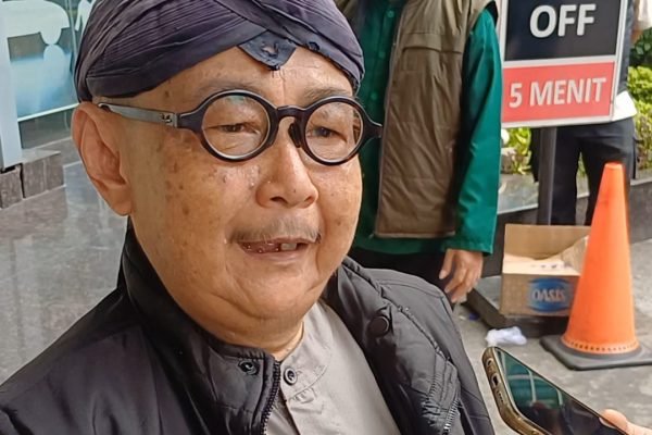 Komedian Memed Mini saat ditemui GPriority dalam unjuk rasa di Kantor Trans7, Jakarta, Rabu (15/10). Foto: GPriority/Rizqi Juned