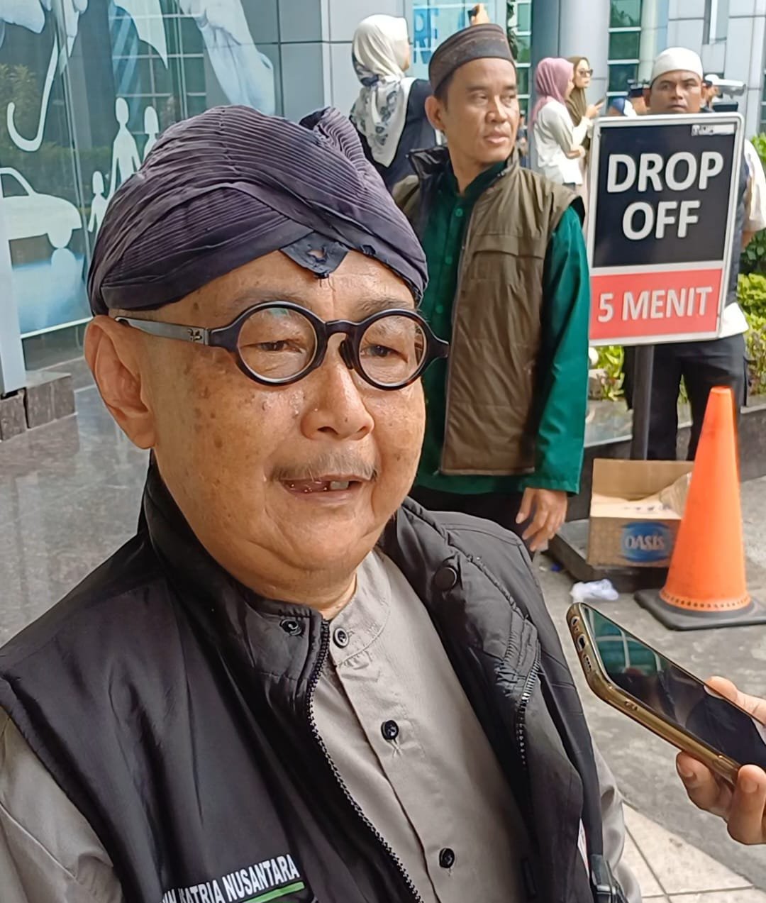 Komedian Memed Mini saat ditemui GPriority dalam unjuk rasa di Kantor Trans7, Jakarta, Rabu (15/10). Foto: GPriority/Rizqi Juned