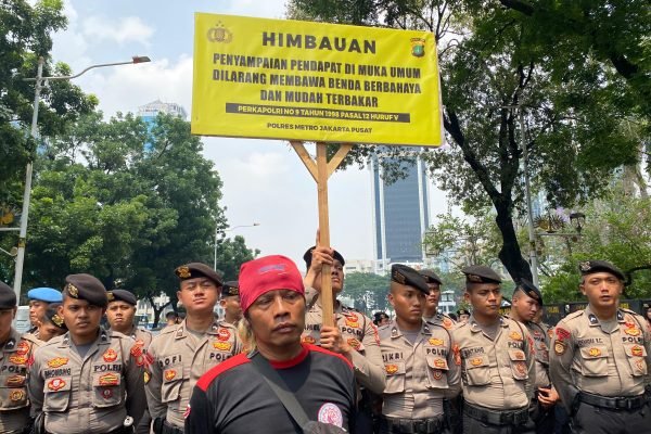 Aparat kepolisian yang bertugas mengamankan aksi guru di Monas/Foto Fifi Abdurahman