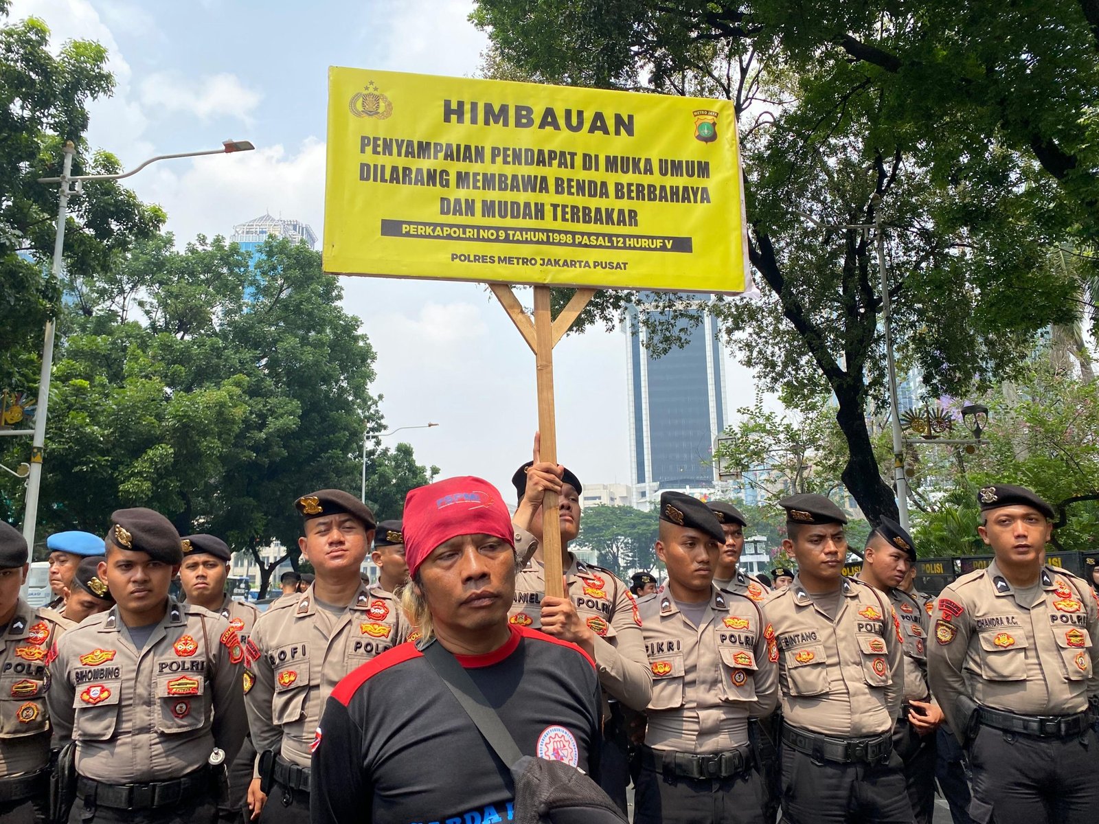 Aparat kepolisian yang bertugas mengamankan aksi guru di Monas/Foto Fifi Abdurahman